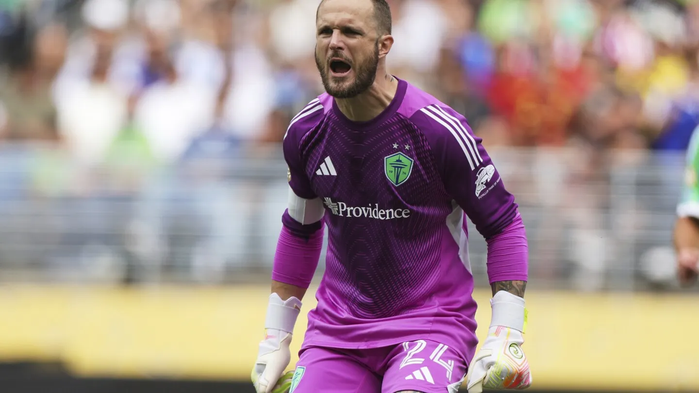 Kiper Sounders Stefan Frei Dibawa Ambulans Setelah Kepala Bertabrakan dengan Lutut Lawan