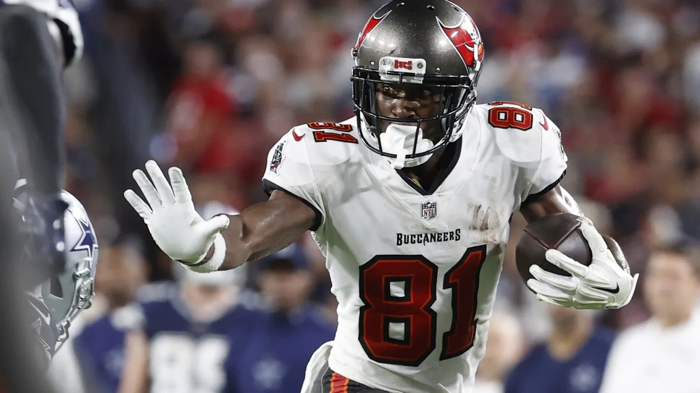 Dengan surat perintah percobaan pembunuhan yang masih tertunda, Antonio Brown tampaknya telah meninggalkan negara itu